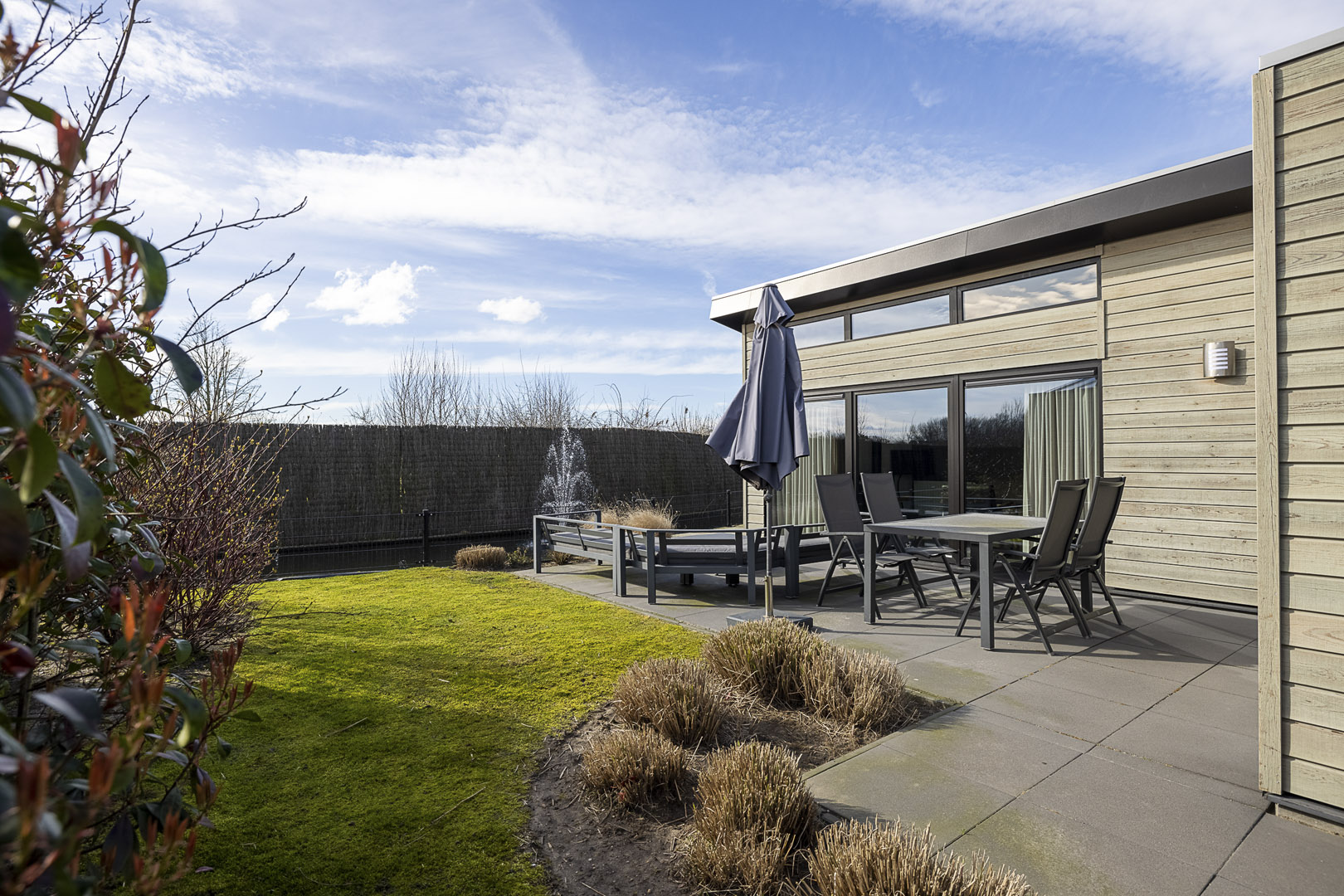 watervilla-op-park-familiehuis-nunspeet-aan-een-vijver