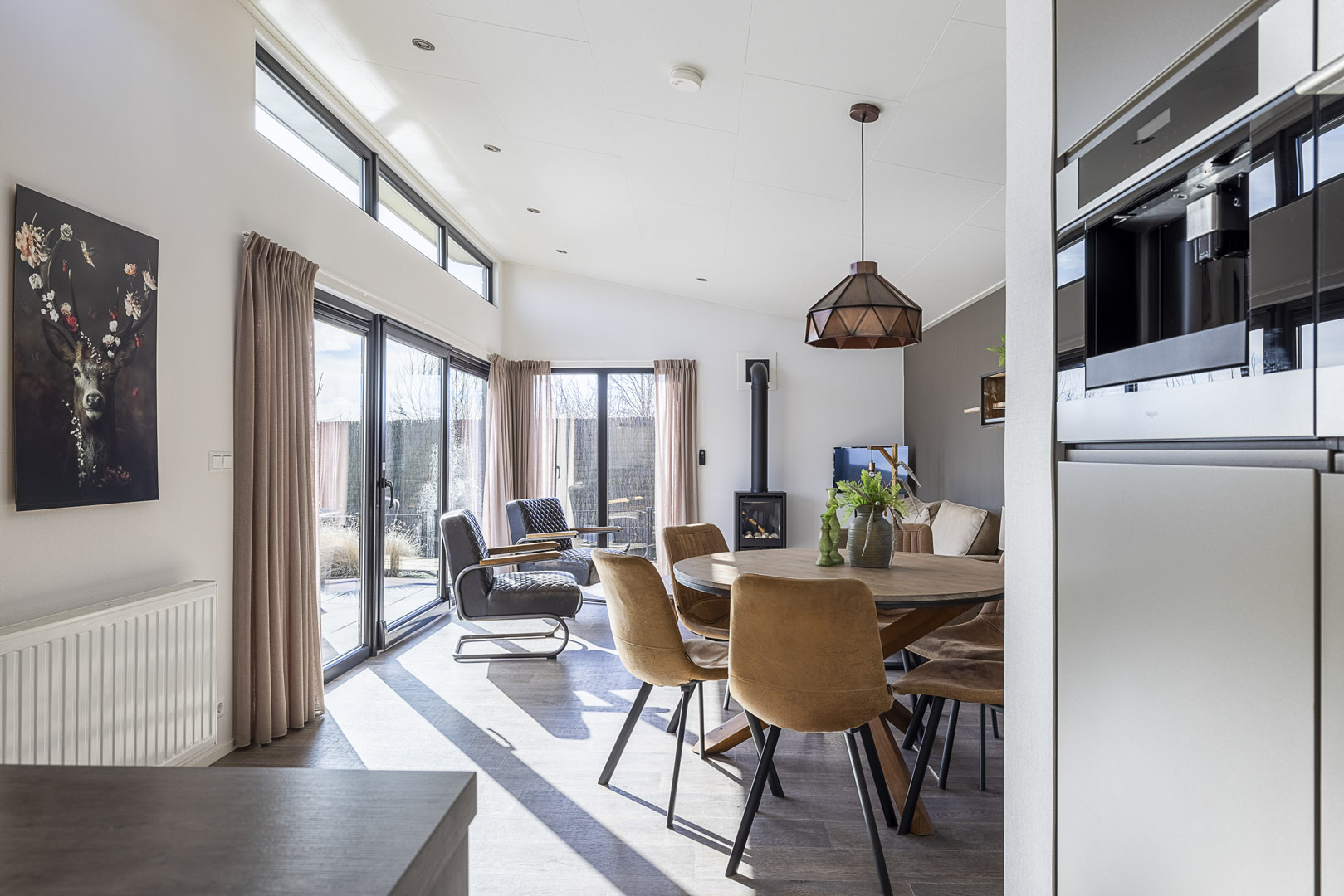 watervilla-op-park-familiehuis-nunspeet-aan-een-vijver