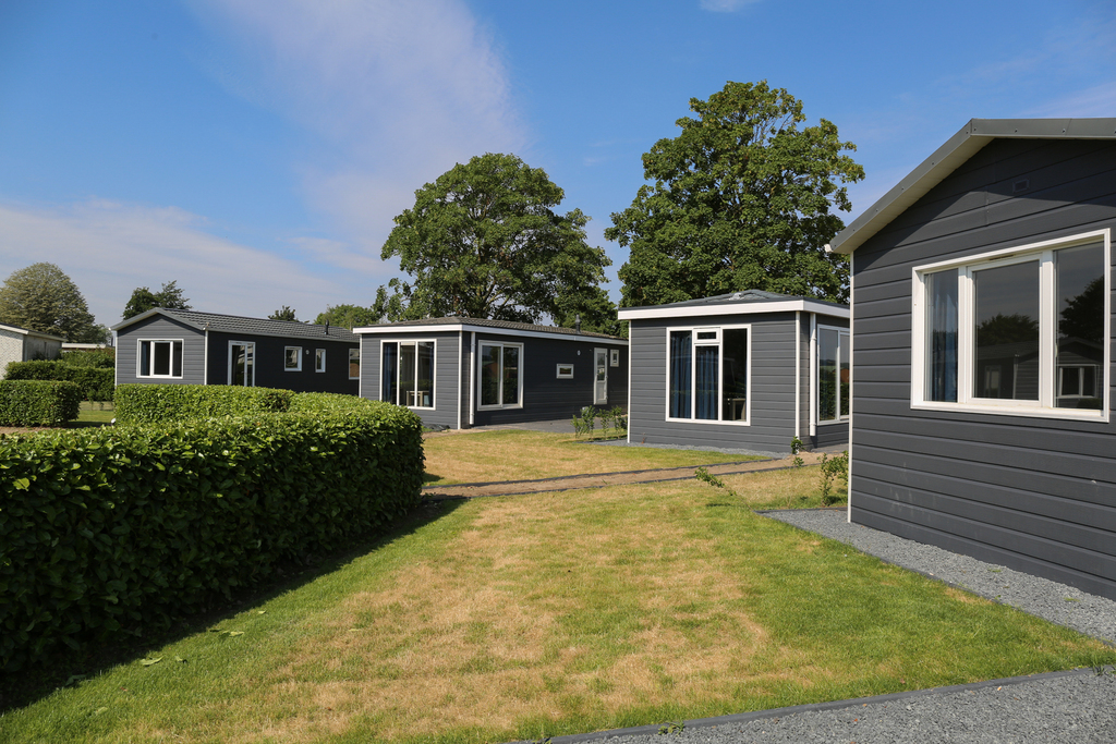 heerlijke-chalets-voor-gezinnen-op-recreatiepark-de-rhederlaagse-meren-in-lathum