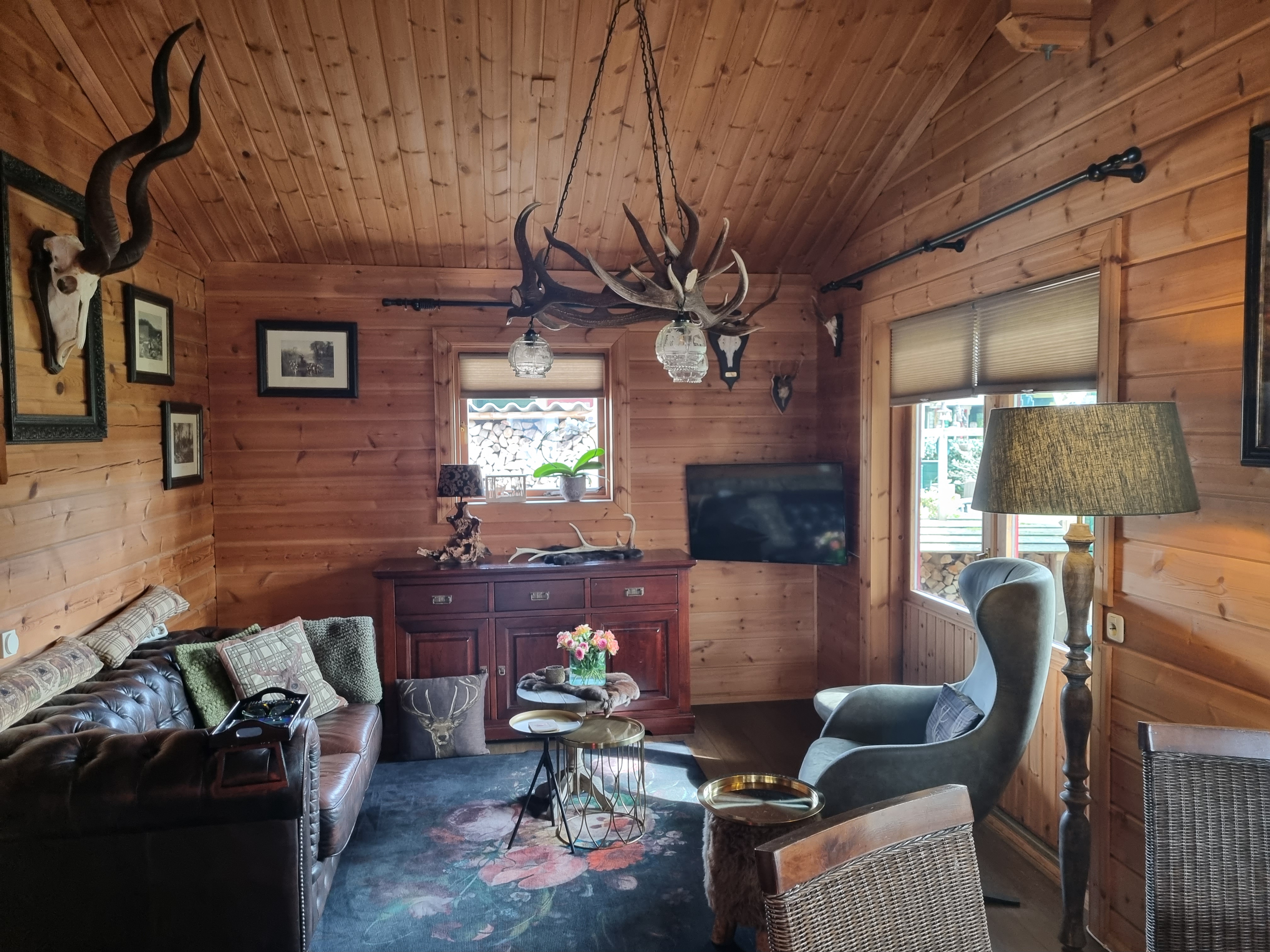 finse-bungalow-in-hulshorst-met-houtkachel-en-jachthuisje