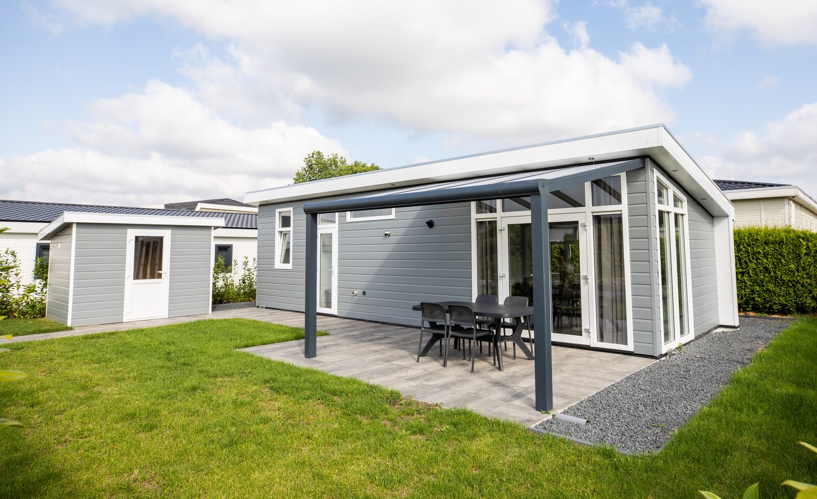 moderne-4-persoons-lodge-op-vakantiepark-de-rhederlaagse-meren