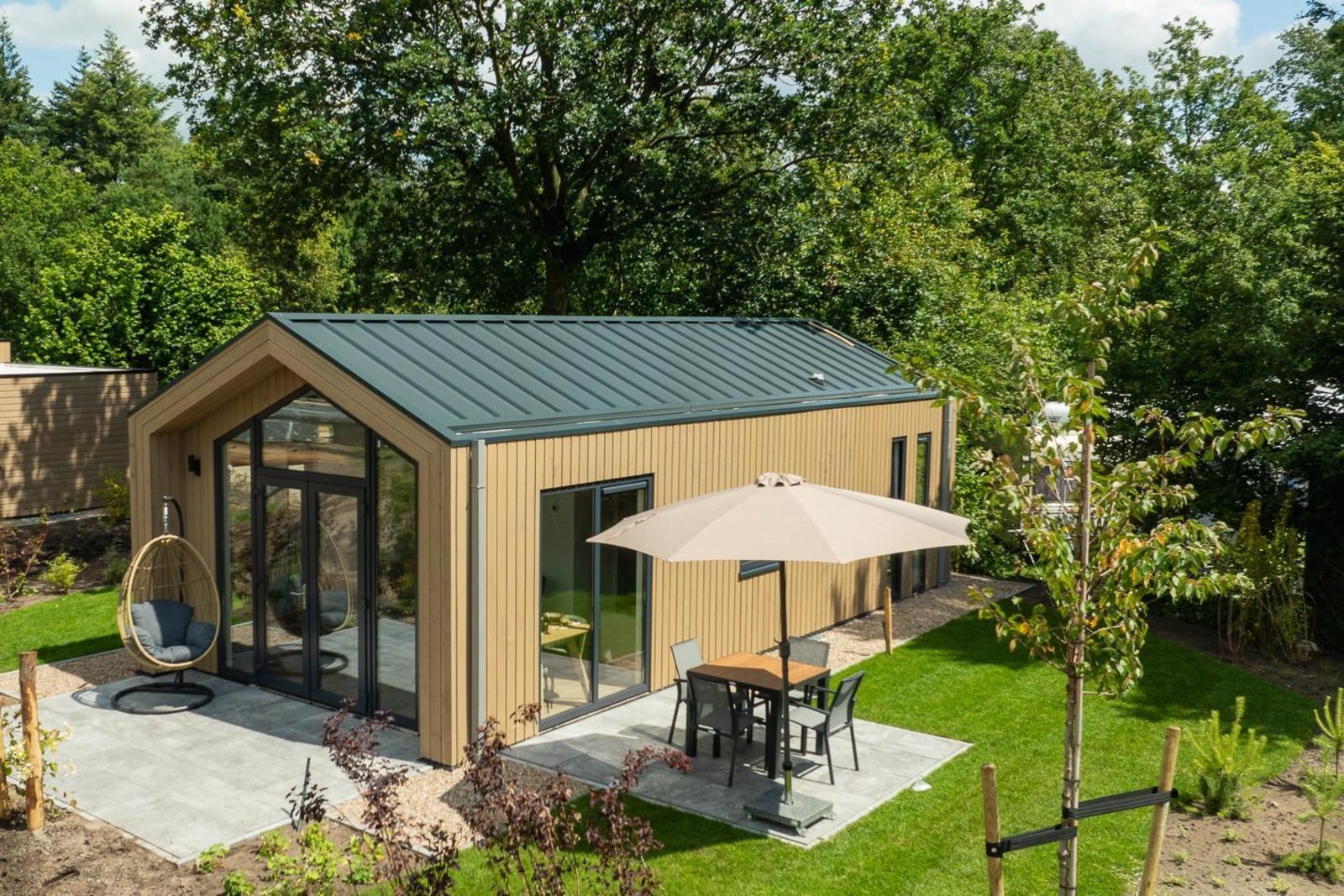 tiny-lodge-met-hottub-4-personen